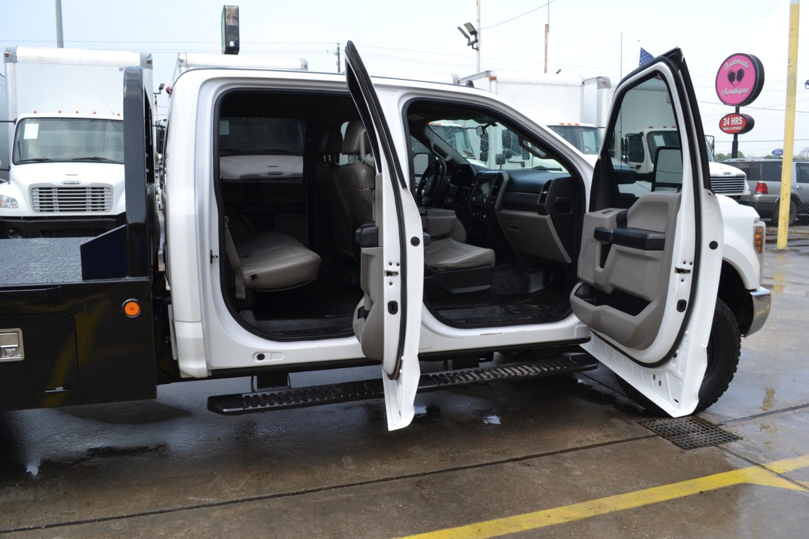 2019 WHITE /GRAY Ford F-350 with an POWERSTROKE 6.7L DIESEL engine, 6SPD AUTOMATIC transmission, located at 9172 North Fwy, Houston, TX, 77037, (713) 910-6868, 29.887470, -95.411903 - CREW CAB, 4X4, 11,500LB GVWR , WB: 176", RATIO: 3.31, 8.5FT FLATBED, 84" WIDE, GOOSENECK/BUMPER PULL HITCH, EXHAUST BRAKE, REVERSE CAMERA , POWER INVERTER, FULLY LOADED - Photo#11